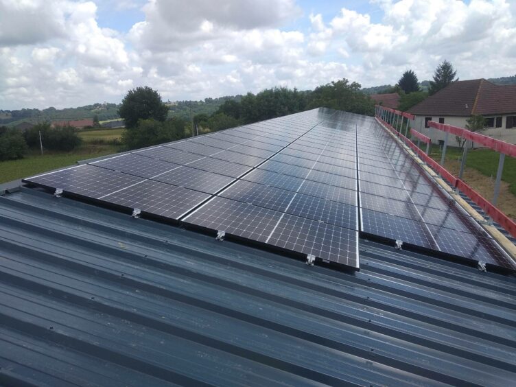 découvrez comment investir dans une toiture photovoltaïque peut transformer votre maison en une source d'énergie durable et économique. maximisez vos économies d'énergie, contribuez à la protection de l'environnement et profitez des aides financières disponibles pour réaliser votre projet solaire.