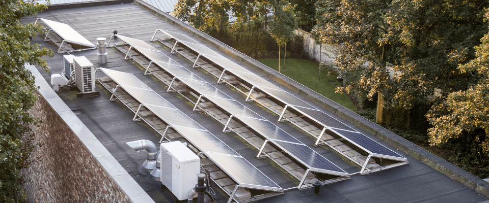 découvrez les avantages des panneaux solaires sur un toit noir : esthétisme harmonieux, performance optimisée grâce à une meilleure absorption de la chaleur, et valeur ajoutée à votre propriété. optez pour une solution énergétique durable et économisez sur vos factures d'électricité tout en contribuant à l'environnement.