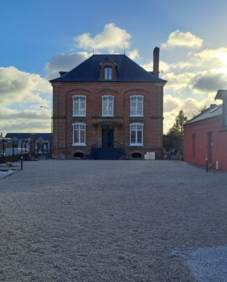 découvrez comment investir dans la toiture de votre patrimoine immobilier. apprenez les avantages d'une toiture de qualité et comment elle peut augmenter la valeur de votre bien à long terme.