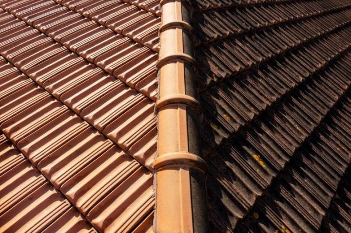 découvrez nos conseils pour bien choisir un couvreur professionnel. apprenez à évaluer les compétences, les références et les tarifs des artisans pour garantir un toit de qualité sur votre maison.