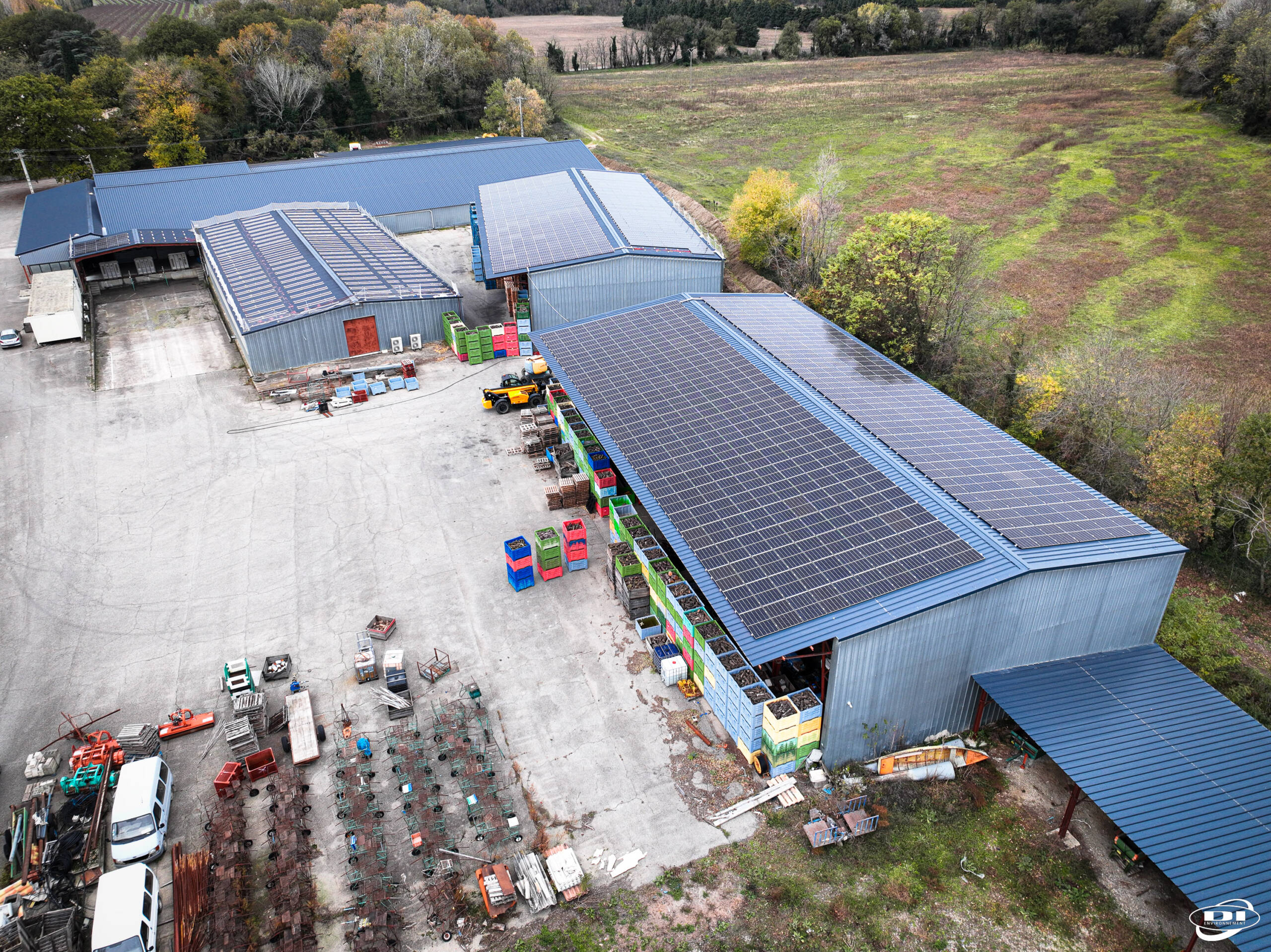 découvrez comment l'investissement dans une toiture photovoltaïque peut réduire vos factures d'électricité tout en contribuant à la protection de l'environnement. explorez les avantages financiers, les aides disponibles et les étapes pour une installation réussie.