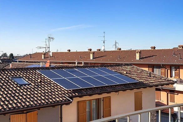 découvrez comment choisir entre tuiles et panneaux solaires pour votre installation photovoltaïque. comparez les avantages, les coûts et l'esthétisme de chaque option afin de faire le meilleur choix pour votre maison et votre budget.