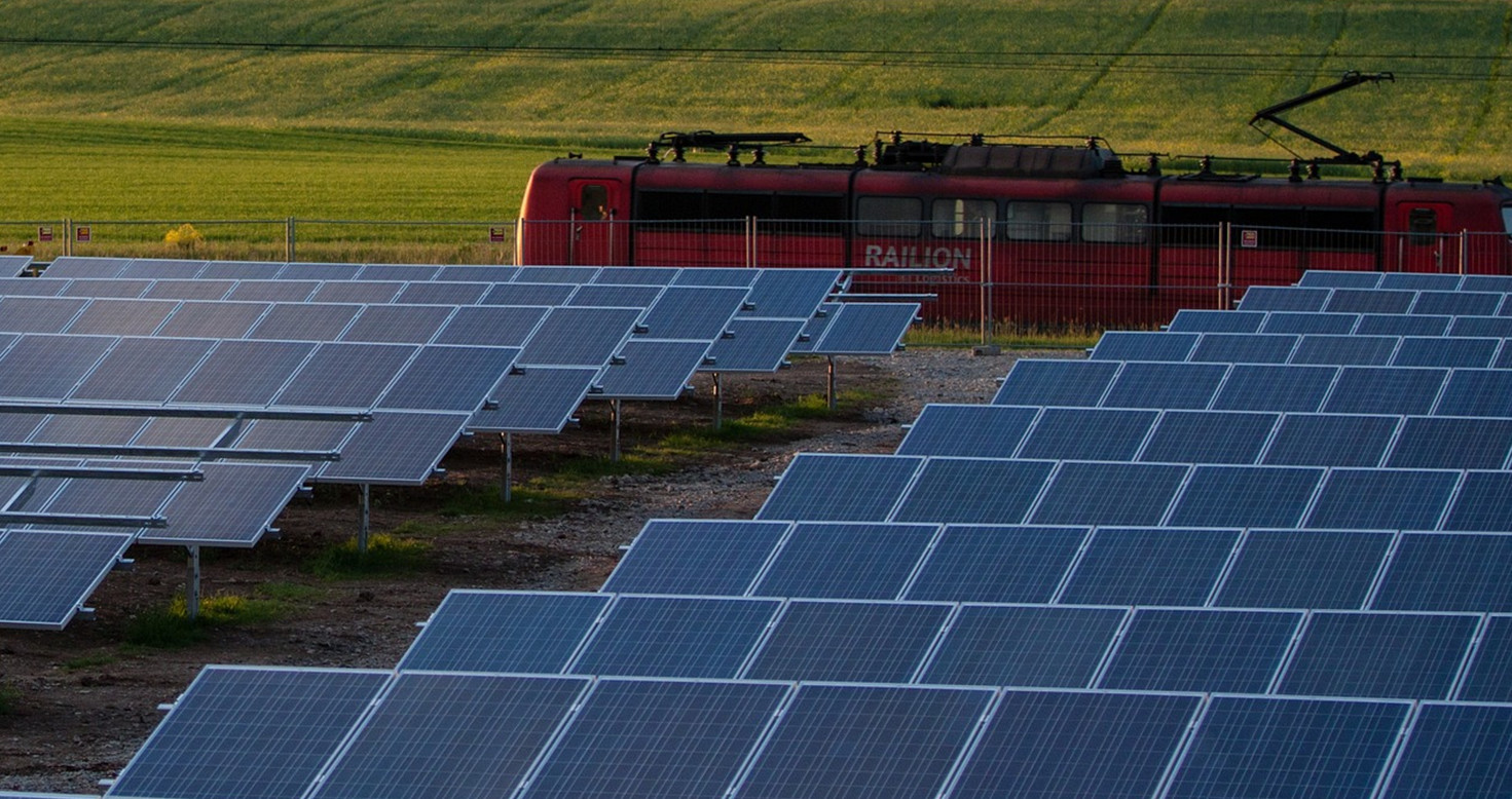 découvrez l'énergie voltaïque, une source d'énergie renouvelable révolutionnaire qui convertit la lumière du soleil en électricité. explorez ses applications, ses avantages et son impact sur l'environnement pour un avenir plus durable.