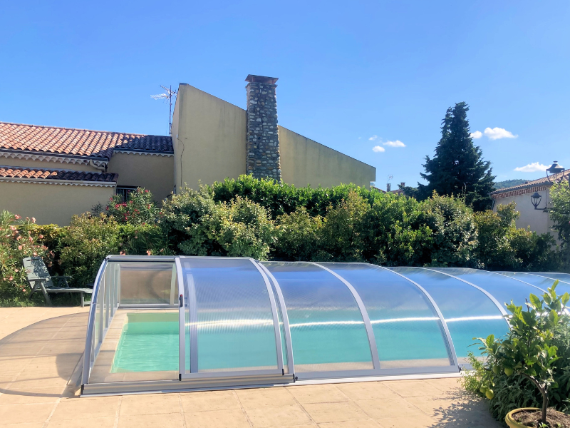 découvrez nos abris de jardin translucides, alliant esthétique et fonctionnalité. profitez d'une luminosité naturelle tout en protégeant vos plantes et outils des intempéries. idéal pour un espace de rangement ou un coin jardin agréable.