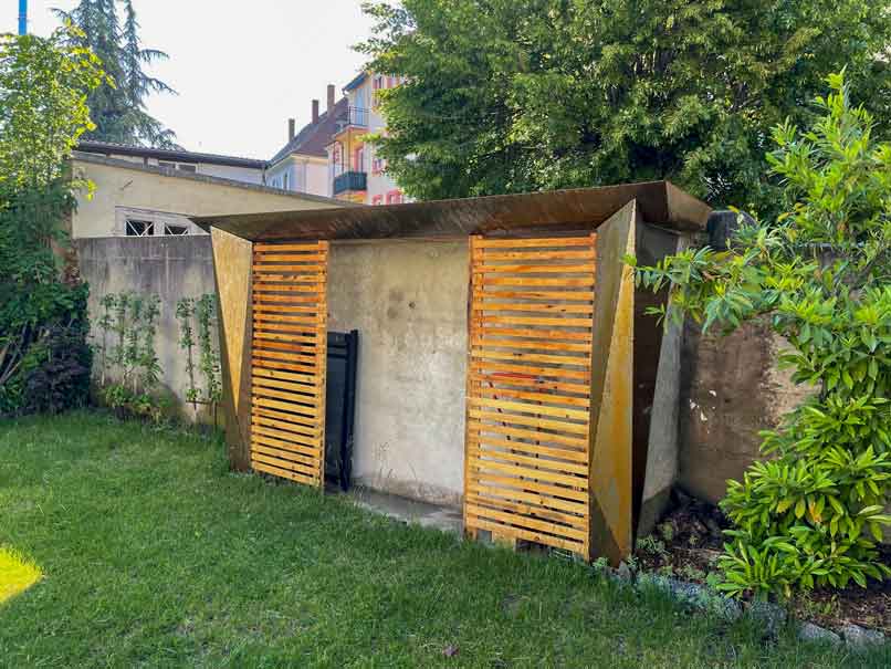 découvrez notre abri jardin en bois et tôle, idéal pour protéger vos outils de jardinage et vos accessoires. conçu pour allier durabilité et esthétisme, cet abri s'adapte parfaitement à votre espace extérieur tout en offrant une solution pratique de rangement.