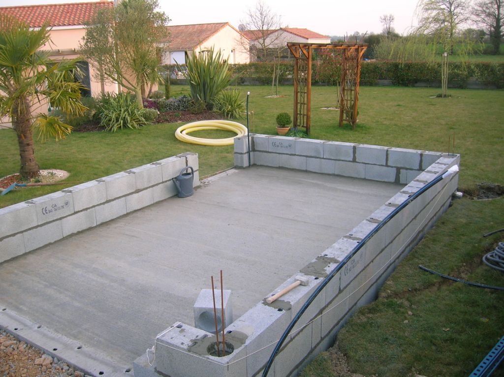 découvrez notre abri jardin en parpaing avec toit plat, idéal pour conserver vos outils de jardinage et créer un espace de rangement esthétique et durable. conçu pour résister aux intempéries, cet abri allie fonctionnalité et modernité.