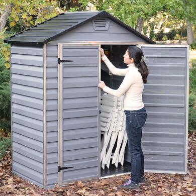 découvrez notre abri de jardin en polycarbonate, alliant durabilité et esthétisme. idéal pour protéger vos outils, plantes ou mobilier de jardin des intempéries tout en apportant une touche moderne à votre extérieur.
