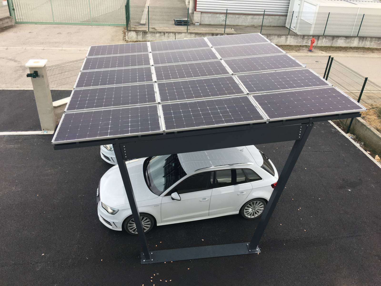 découvrez notre abri voiture photovoltaïque, une solution innovante qui protège votre véhicule tout en produisant de l'énergie solaire. alliez praticité et écologie avec cet abri design et durable.
