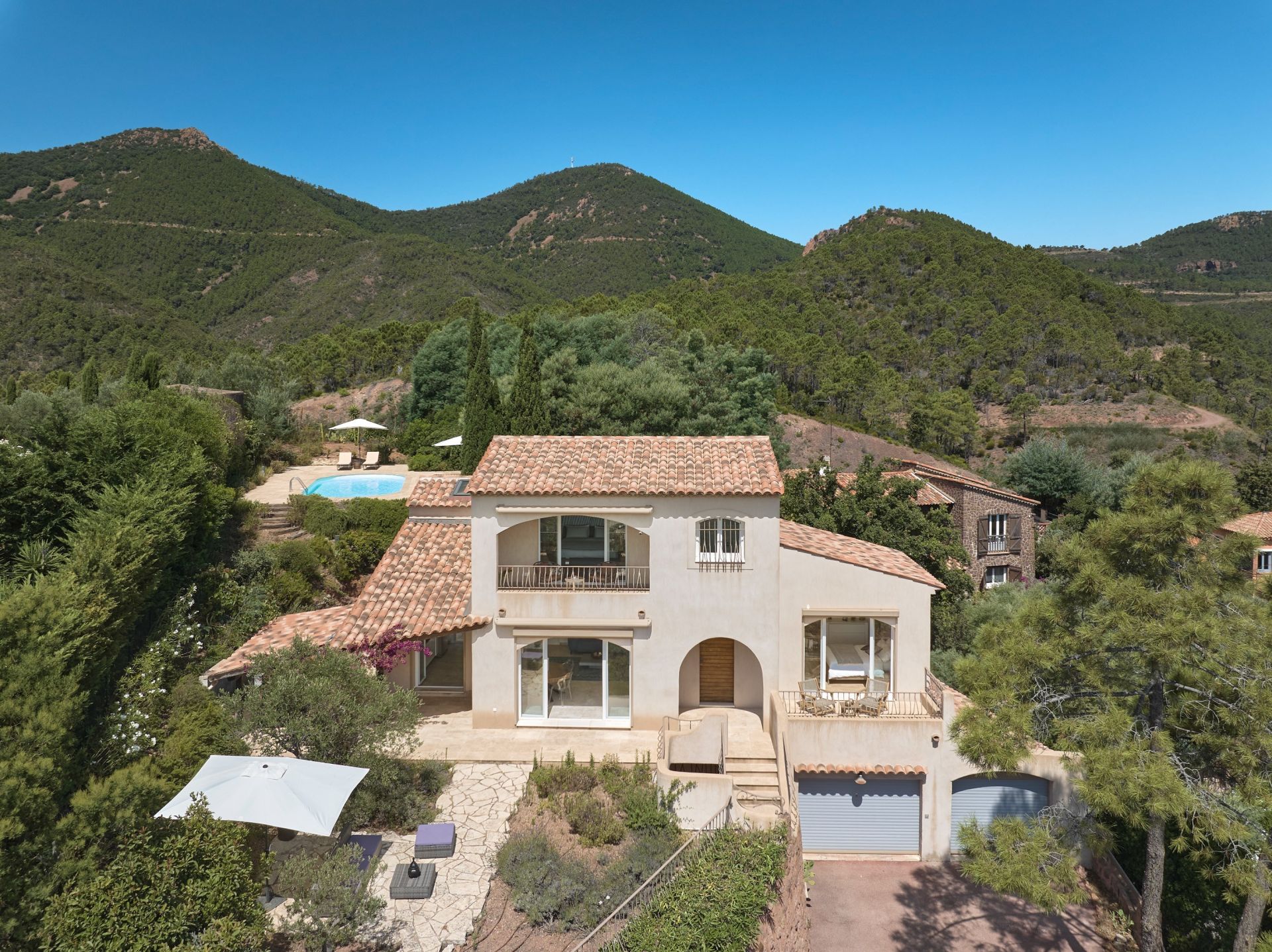 découvrez notre offre exclusive d'achat de toit-terrasse à théoule. profitez d'une vue imprenable sur la mer, d'un espace unique pour vos moments de détente et d'une occasion rare d'investir dans un bien d'exception. transformez votre rêve en réalité avec notre sélection de toits-terrasses à acquérir dans cette magnifique région.