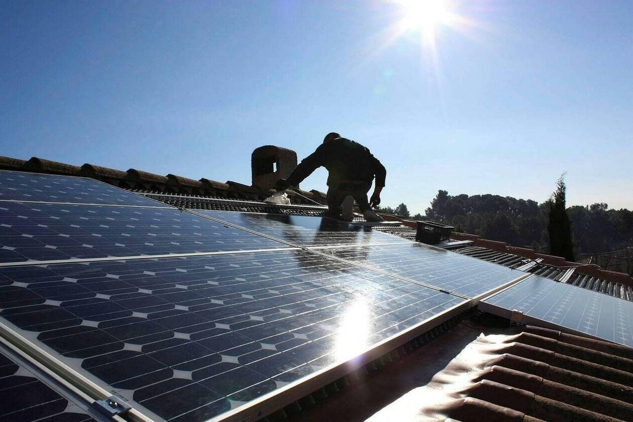 découvrez comment bénéficier de l'aide photovoltaïque pour financer l'installation de panneaux solaires. optimisez votre consommation d'énergie et réduisez votre empreinte carbone grâce à nos conseils et astuces sur les subventions, les aides financières et les dispositifs en vigueur.