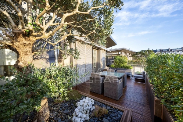 découvrez cet appartement exceptionnel à paris, doté d'une magnifique terrasse sur le toit et d'une piscine privée. profitez d'une vue imprenable sur la ville tout en vous relaxant dans un cadre luxueux.