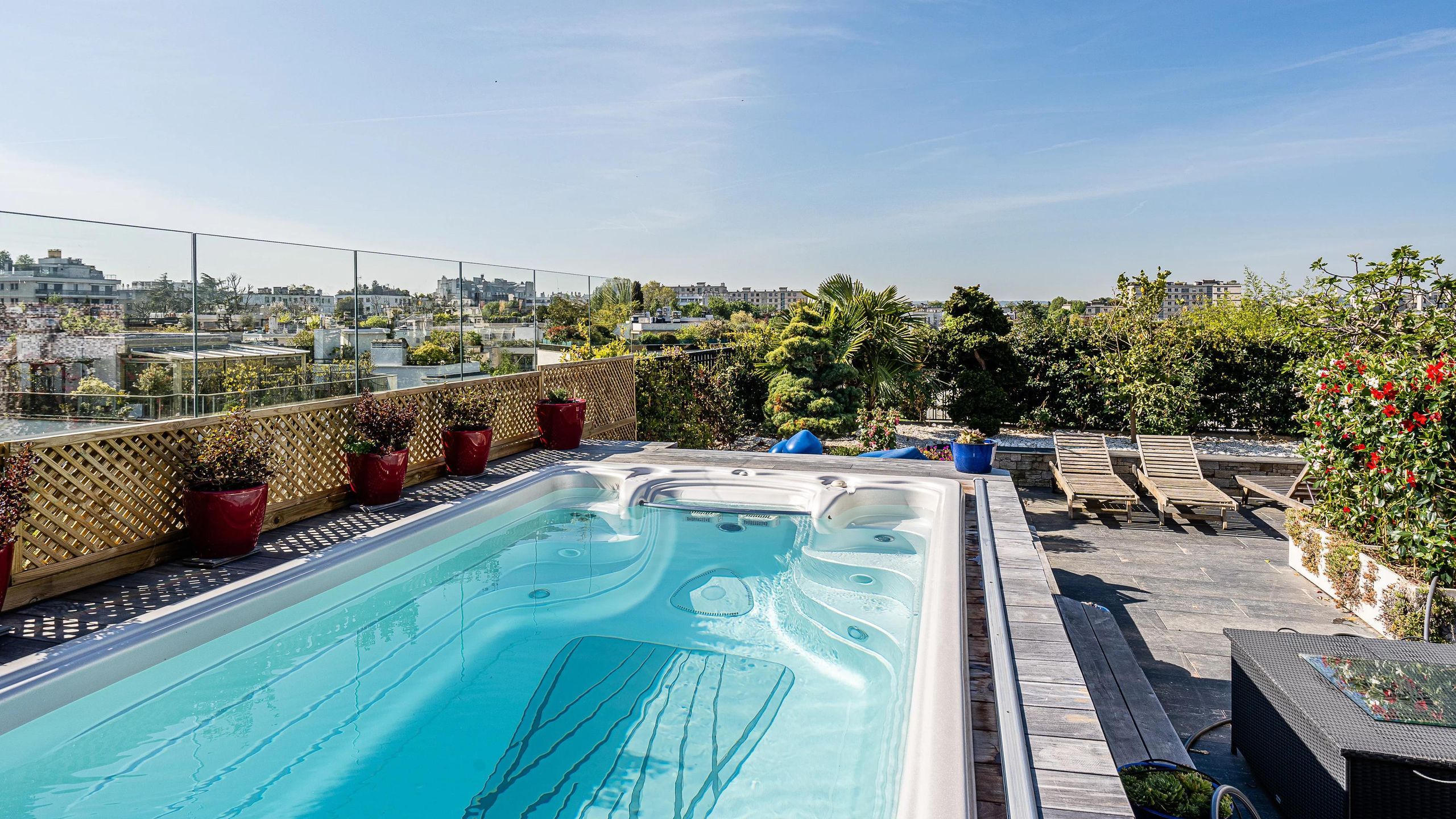 découvrez un appartement unique à paris avec toit-terrasse et piscine. profitez d'une vue imprenable sur la ville tout en vous relaxant dans un cadre luxueux et contemporain.