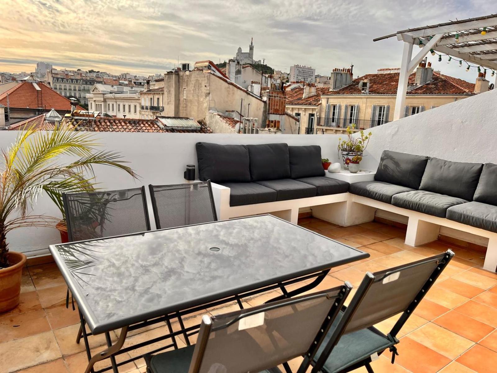 découvrez notre appartement avec terrasse à marseille, un espace de vie lumineux et moderne, idéalement situé pour profiter du soleil et des vues imprenables sur la ville. parfait pour les amoureux de la nature et de la vie urbaine.