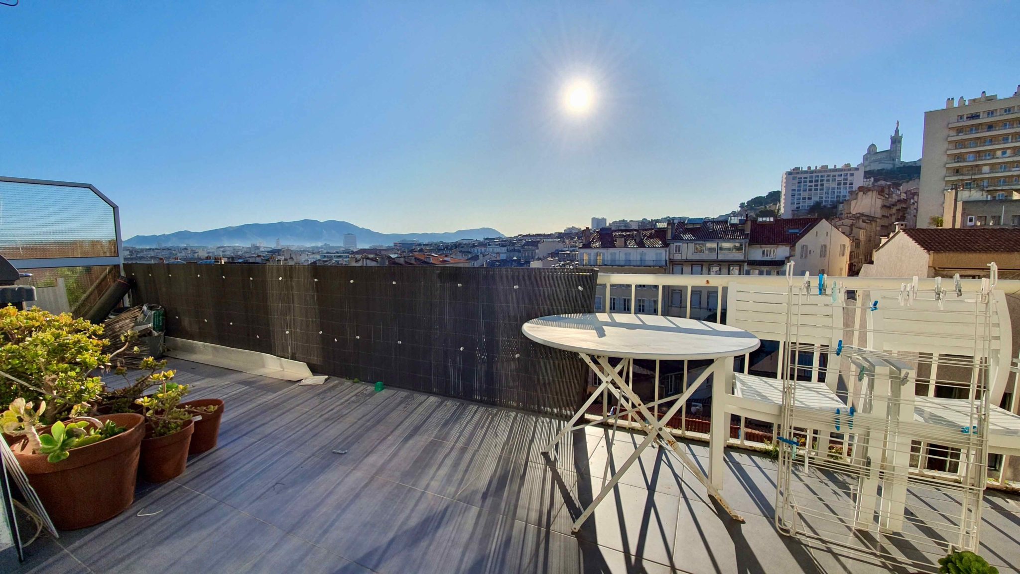 découvrez cet appartement avec terrasse à marseille, offrant une vue imprenable et un cadre de vie agréable. profitez de la douceur du climat méditerranéen et de l'animation de la ville tout en vous relaxant sur votre terrasse. un véritable havre de paix en plein cœur de marseille !