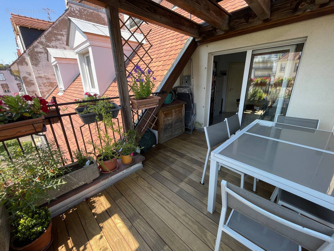 découvrez un appartement exceptionnel avec terrasse à strasbourg, alliant confort moderne et charme alsacien. profitez d'un espace extérieur agréable au cœur de la ville, idéal pour se détendre ou recevoir des amis. ne manquez pas cette opportunité unique d'habiter dans un cadre privilégié.