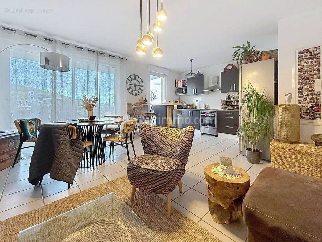 découvrez cet appartement exceptionnel avec toit terrasse à clermont, offrant un cadre de vie privilégié au cœur de la ville. profitez d'un espace extérieur unique pour vos moments de détente, le tout à proximité des commodités et des transports. ne manquez pas cette opportunité rare !