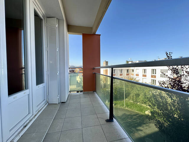découvrez un magnifique appartement toit-terrasse à clermont, alliant confort et modernité. profitez d'une vue imprenable et d'un espace extérieur unique pour vos moments de détente. idéalement situé, cet appartement est parfait pour ceux qui recherchent un cadre de vie agréable et dynamique.