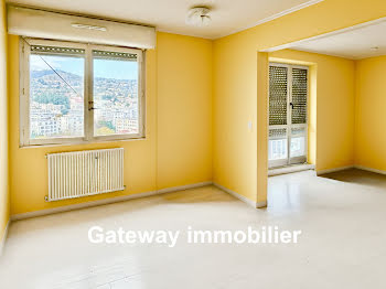 découvrez cet appartement unique avec toit terrasse à clermont, offrant une vue imprenable et un espace extérieur idéal pour vos moments de détente. profitez du confort moderne et d'une localisation privilégiée au cœur de la ville.