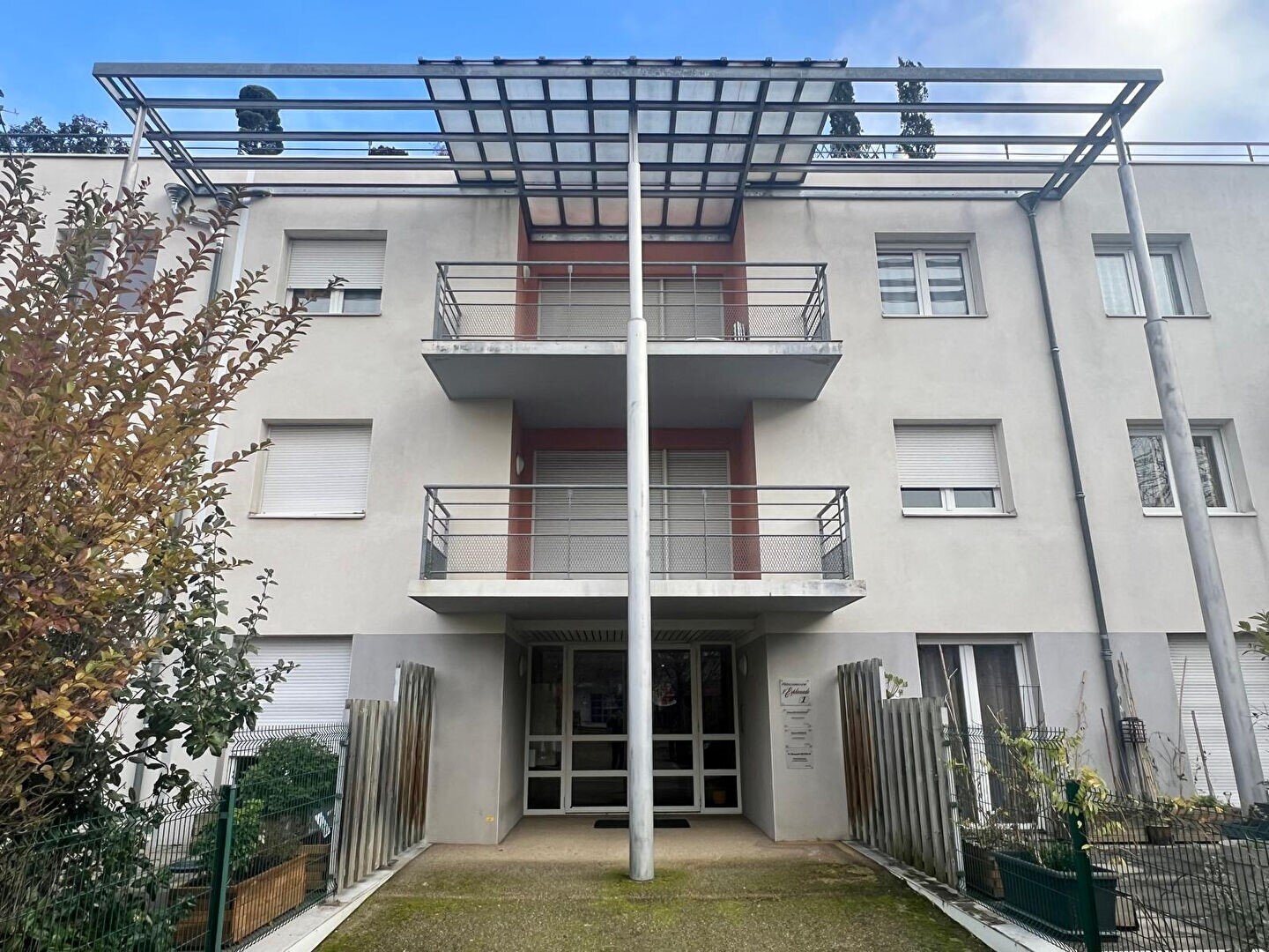 découvrez cet appartement d'exception avec toit-terrasse à clermont. profitez d'une vue imprenable, d'espaces de vie lumineux et d'une ambiance moderne. idéalement situé, cet espace de vie unique allie confort et élégance. ne manquez pas cette opportunité !