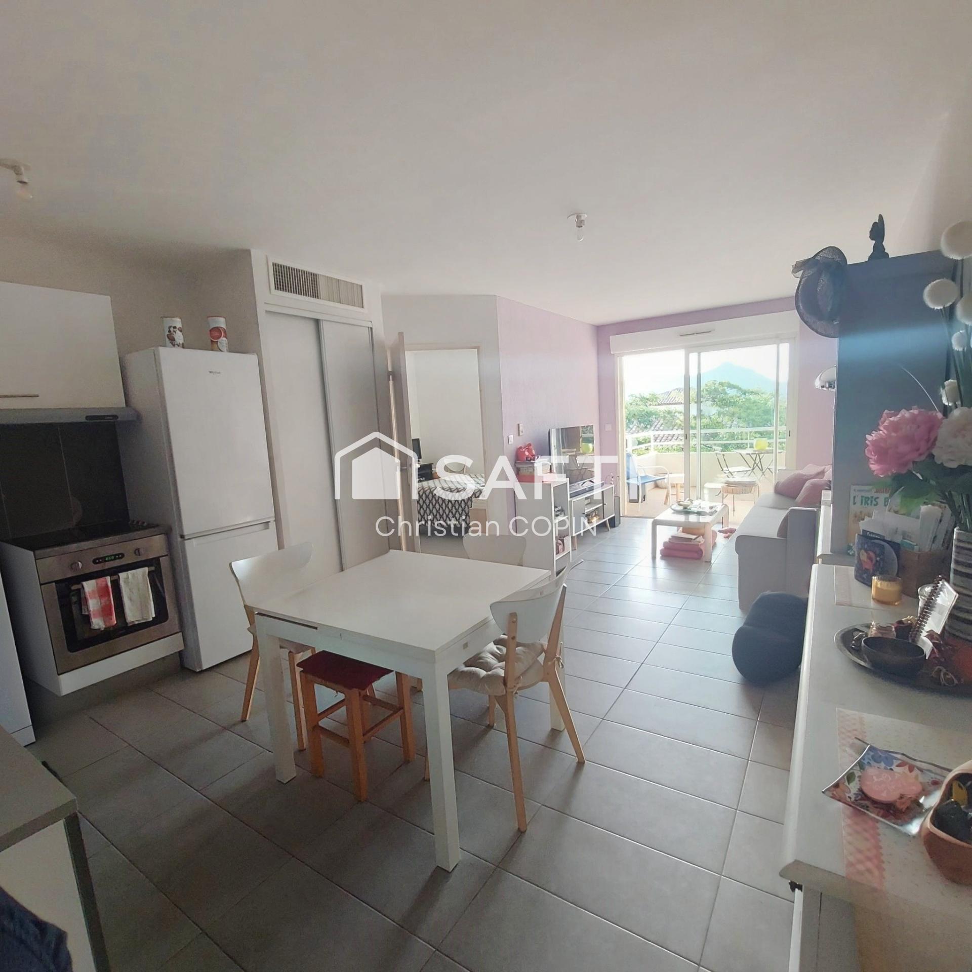 découvrez cet appartement d'exception avec toit-terrasse à la crau. profitez d'un cadre de vie privilégié, alliant confort moderne et espaces extérieurs ensoleillés. idéal pour les amateurs de tranquillité et de vues panoramiques.
