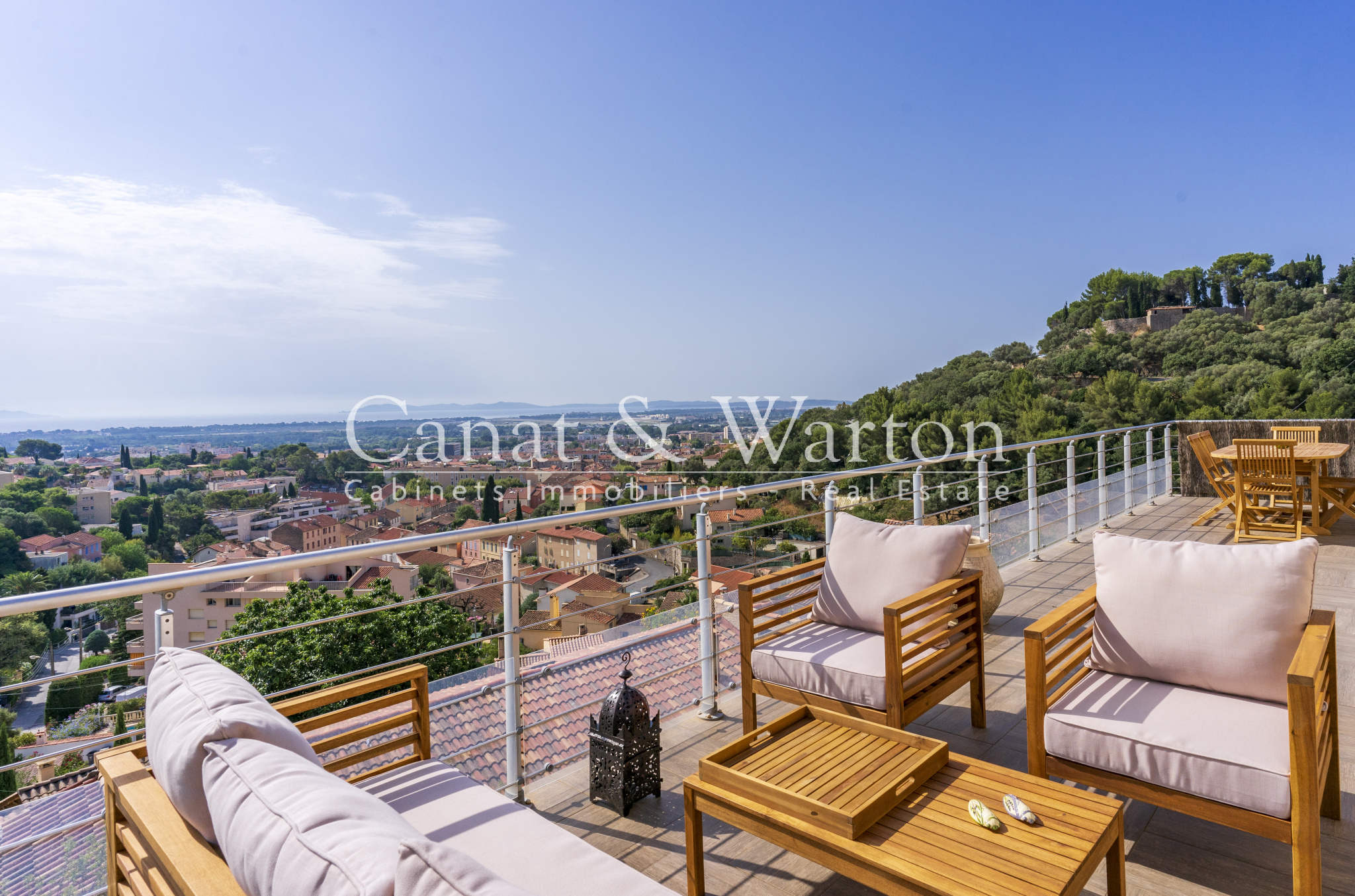 découvrez cet appartement d'exception avec toit-terrasse à la crau, offrant une vue imprenable et un espace de vie lumineux. profitez d'un cadre de vie idéal alliant confort moderne et charme provençal. ne manquez pas cette opportunité unique d'habiter dans un lieu paisible et attractif!