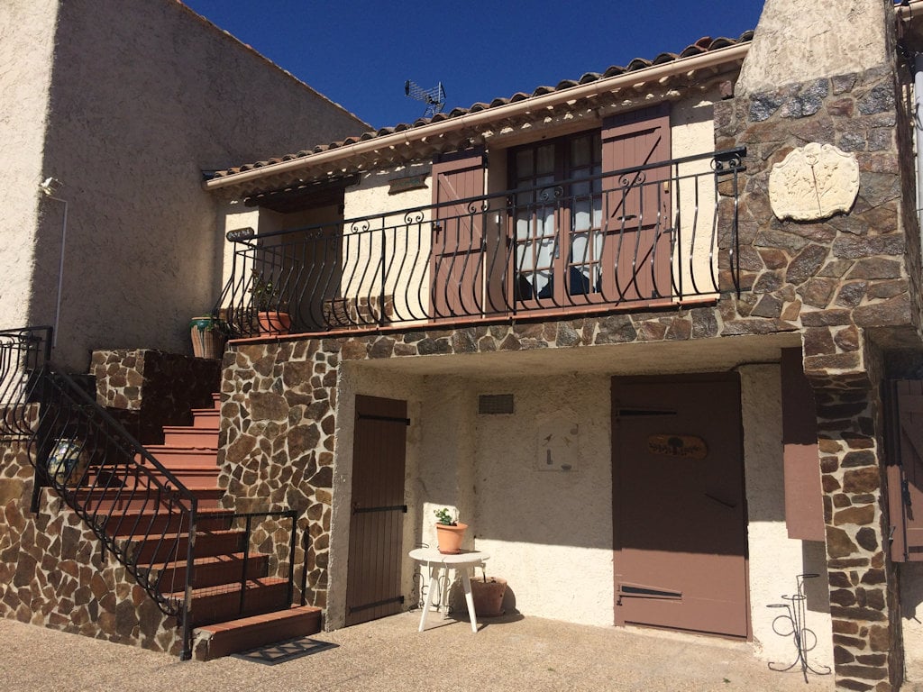 découvrez un magnifique appartement avec toit-terrasse à la crau, offrant une vue imprenable et un cadre de vie idéal. profitez d'espaces modernes et lumineux, parfaits pour vos moments de détente. ne manquez pas cette opportunité unique!