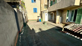 découvrez un appartement d'exception avec toit-terrasse à la crau, alliant confort moderne et vues imprenables. profitez d'un cadre de vie idéal, proche des commodités, pour des moments de détente inoubliables.