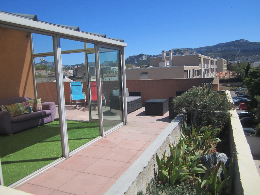 découvrez cet appartement exceptionnel avec toit-terrasse à marseille, offrant une vue imprenable sur la ville et le panorama méditerranéen. profitez d'un espace de vie moderne et lumineux, idéal pour vos moments de détente en plein air.