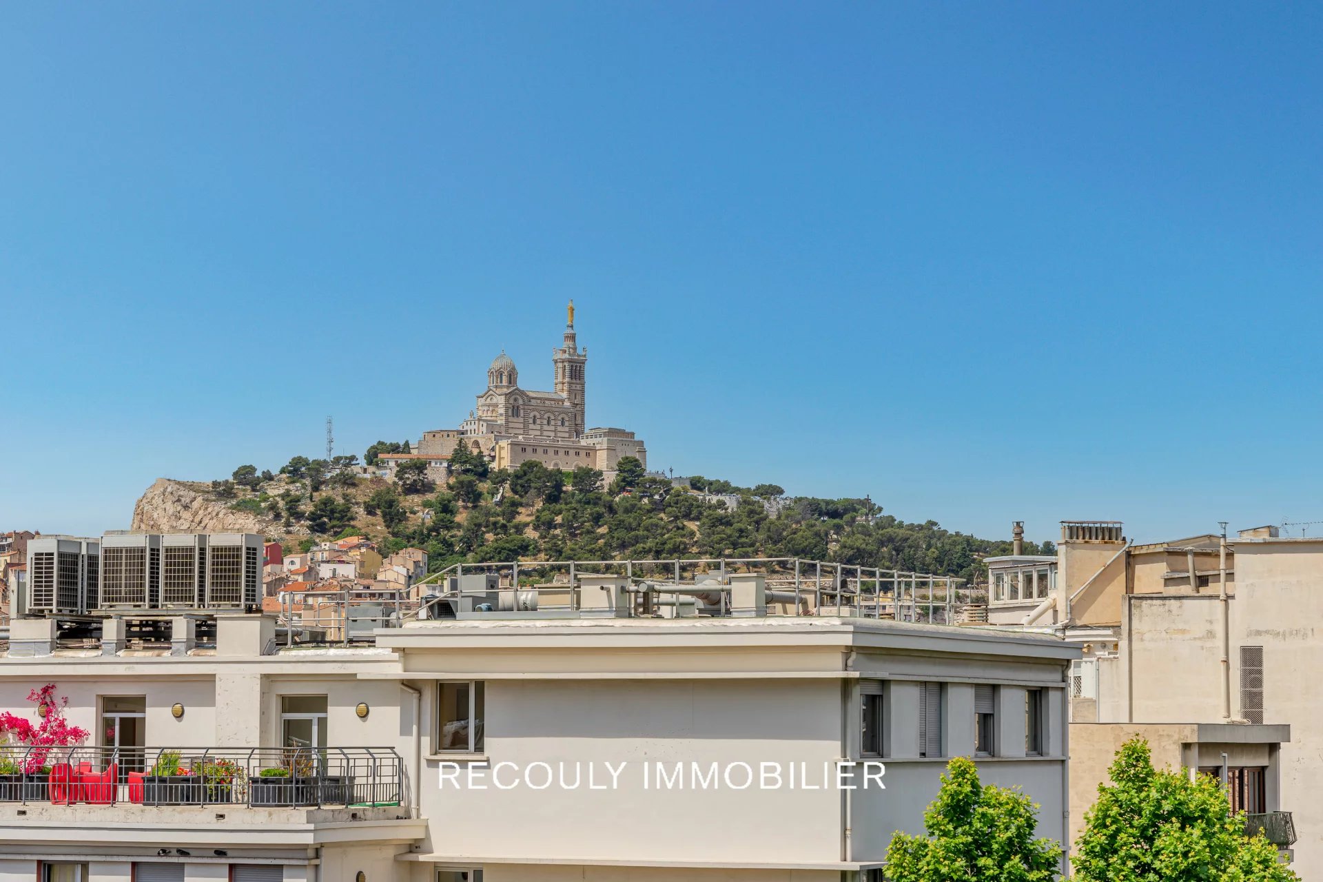 découvrez cet appartement exceptionnel avec toit terrasse à marseille. bénéficiez d'une vue imprenable sur la ville et le littoral, tout en profitant d'un cadre de vie moderne et confortable. idéal pour les amoureux du soleil et des espaces extérieurs, cet appartement est un véritable havre de paix au cœur de la cité phocéenne.