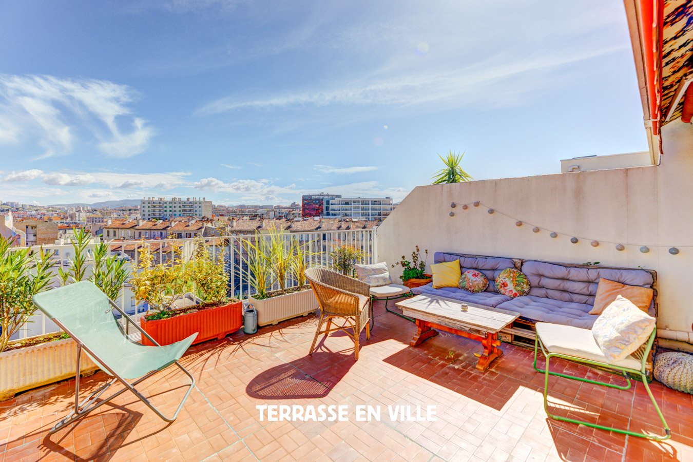 découvrez un somptueux appartement avec toit terrasse à marseille, offrant une vue imprenable sur la ville. profitez d'un espace de vie moderne et lumineux, idéal pour se détendre en plein air. une opportunité à ne pas manquer pour vivre l'élégance au cœur de la cité phocéenne.