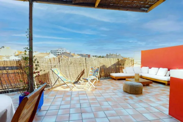 découvrez cet appartement d'exception avec toit-terrasse à marseille, offrant des vues imprenables et un cadre de vie unique. idéalement situé, il allie confort moderne et charme provençal. ne manquez pas cette opportunité rare!