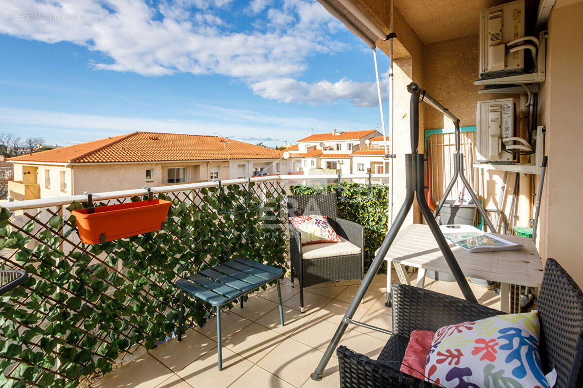 découvrez notre appartement unique avec toit-terrasse à perpignan. profitez d'une vue imprenable et d'un espace de vie lumineux au cœur de la ville, idéal pour des moments de détente et de convivialité en plein air.