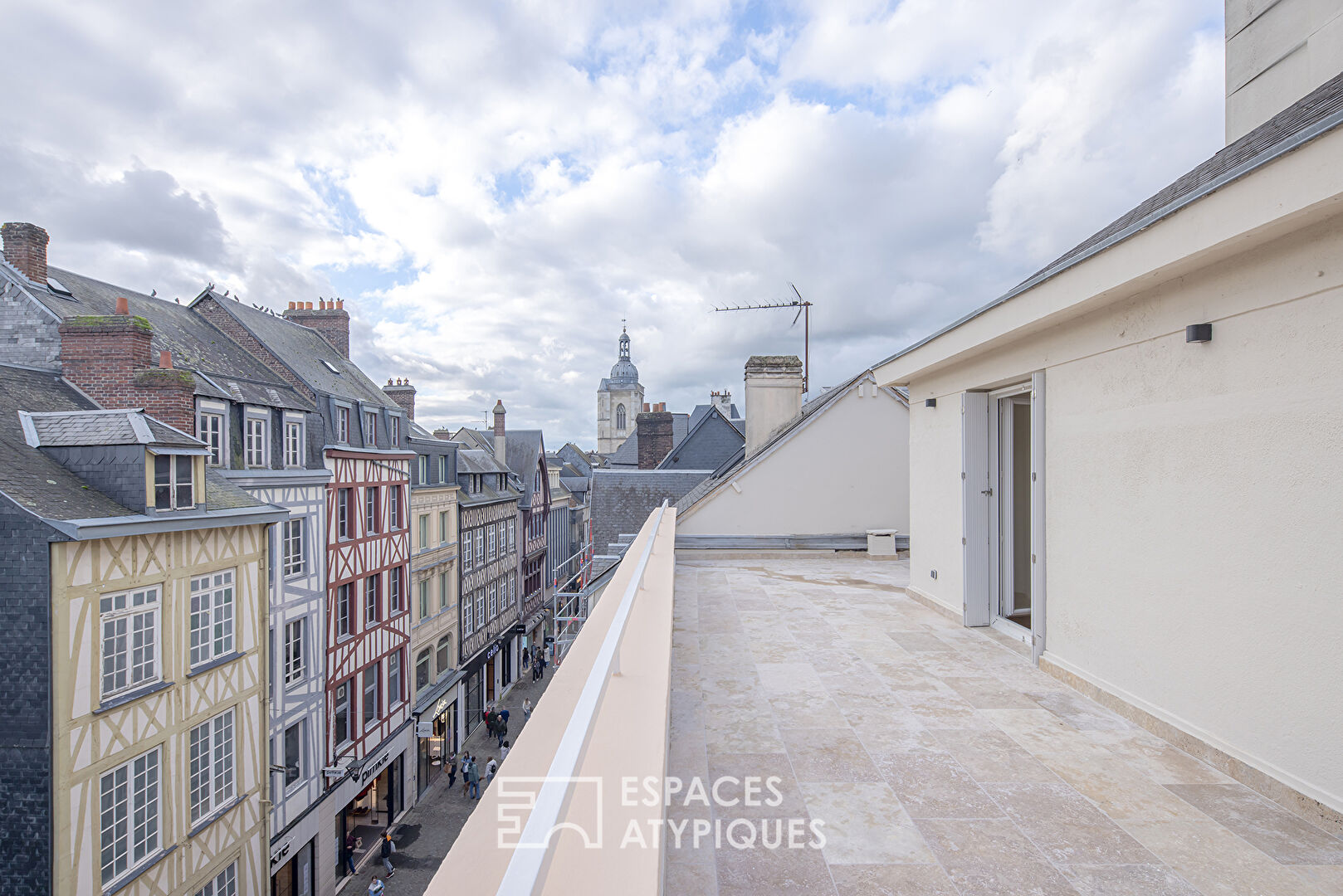 découvrez notre appartement exceptionnel avec toit-terrasse à rouen, offrant une vue imprenable, des espaces de vie lumineux et un cadre de vie idéal pour profiter des plaisirs urbains et de la tranquillité.