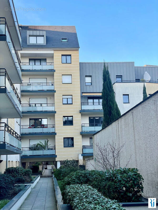 découvrez notre appartement en toit-terrasse à rouen, offrant une vue imprenable sur la ville. profitez d'un espace de vie lumineux et moderne, idéalement situé proche des commodités. un véritable havre de paix en plein cœur de rouen.