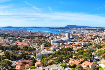 découvrez notre superbe appartement avec toit-terrasse à toulon. profitez d'un cadre de vie exceptionnel, d'une vue imprenable et d'un espace extérieur idéal pour vos moments de détente. ne manquez pas cette opportunité unique dans cette belle ville du sud de la france.