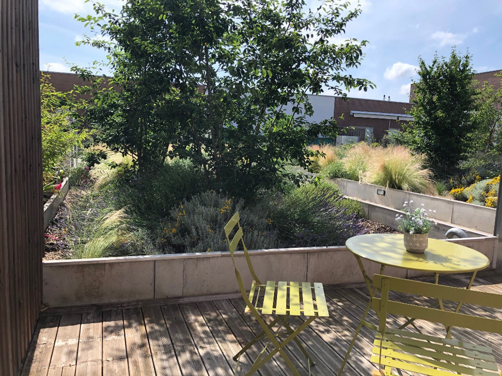 découvrez notre magnifique appartement avec toit terrasse à toulouse, idéalement situé pour profiter de la ville rose. ce bien d'exception offre un cadre de vie unique avec une vue imprenable, des espaces lumineux et modernes. ne manquez pas l'opportunité de vivre dans cet espace alliant confort et style, parfait pour les amoureux de la ville.