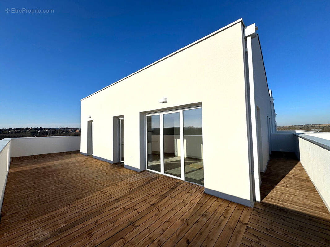 découvrez cet appartement exceptionnel avec toit terrasse à toulouse, offrant une vue imprenable et un cadre de vie unique. profitez d'un espace lumineux et moderne au cœur de la ville rose, idéal pour les amoureux du confort et de la tranquillité.