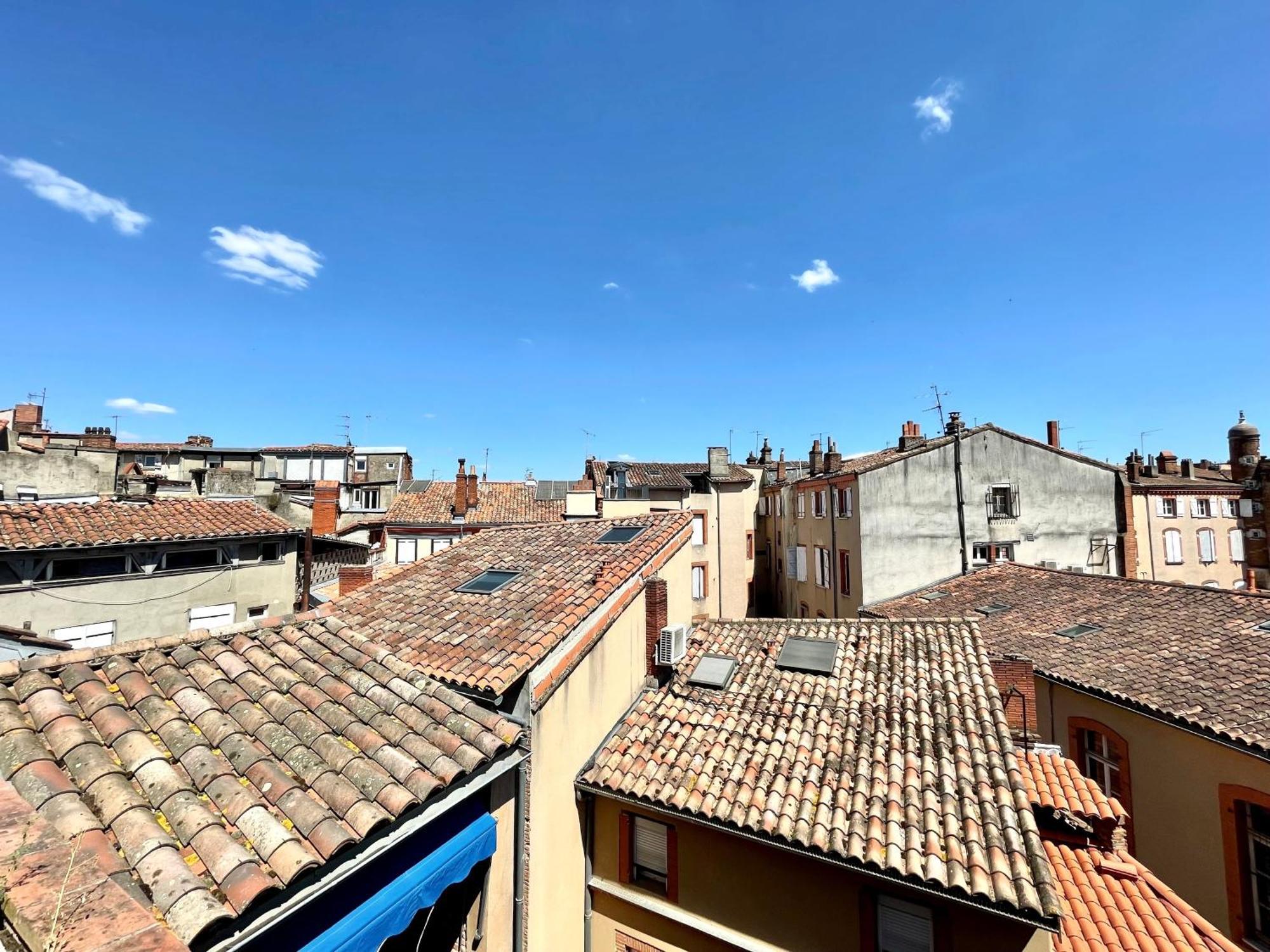 découvrez votre futur appartement sur les toits de toulouse, offrant une vue imprenable sur la ville rose. profitez d'un espace moderne et lumineux, idéalement situé à proximité des commerces et des transports. l'élégance et le confort vous attendent dans cet écrin urbain.