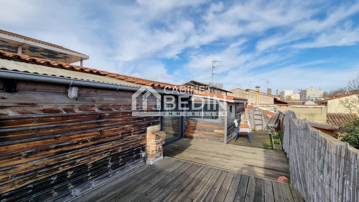 découvrez un magnifique appartement en toit à toulouse, offrant une vue imprenable sur la ville. idéalement situé, cet espace lumineux combine confort moderne et charme authentique, parfait pour profiter de la vie toulousaine.