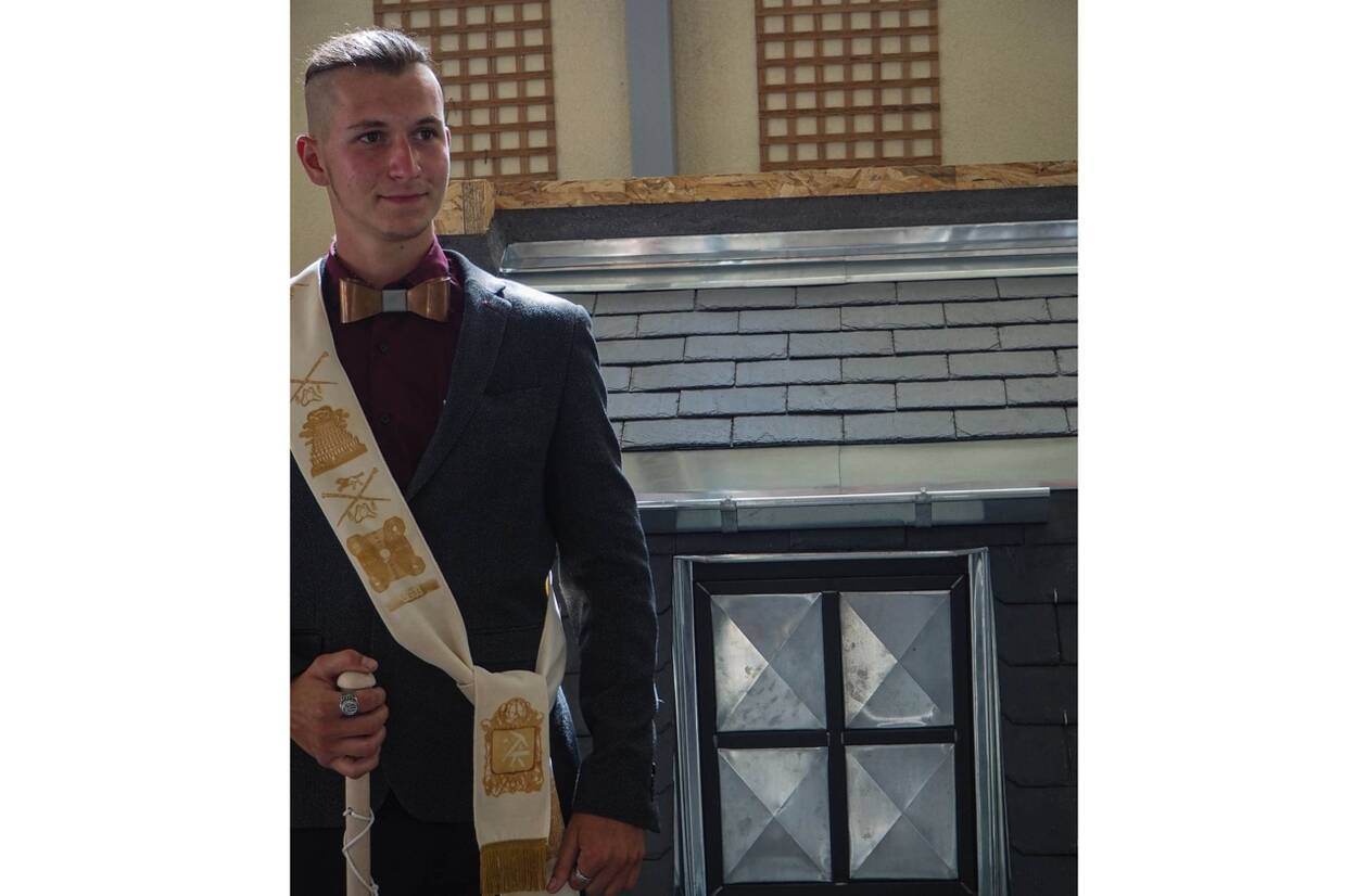 découvrez le parcours passionnant des apprentis couvreurs. apprenez les compétences essentielles pour travailler sur les toits, des techniques de pose aux matériaux utilisés, tout en explorant les opportunités de carrière dans ce secteur dynamique.