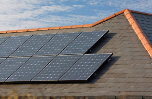 découvrez les avantages de l'ardoise photovoltaïque en bretagne : une solution esthétique et écologique pour produire de l'énergie renouvelable tout en préservant le charme de votre maison. profitez du soleil breton pour bénéficier d'une toiture innovante et performante.