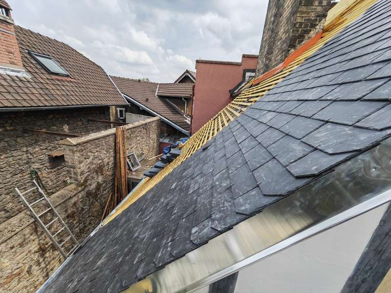 découvrez notre guide complet sur l'ardoise toiture, un matériau traditionnel alliant esthétique et durabilité. apprenez tout sur ses avantages, son installation et son entretien pour garantir la longévité de votre toit.