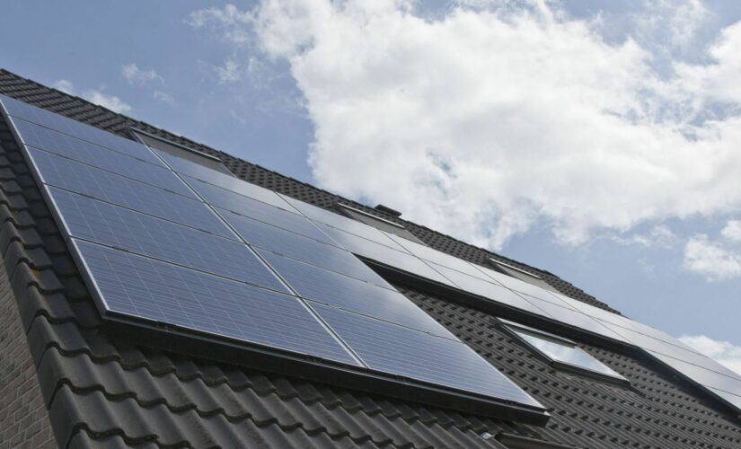 découvrez notre guide complet sur l'assurance pour panneaux solaires. protégez votre investissement et assurez la pérennité de vos installations grâce à des solutions adaptées. informez-vous sur les couvertures, les garanties et les meilleures pratiques pour une tranquillité d'esprit.