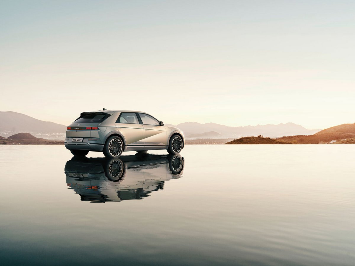 découvrez l'audi équipée d'un toit panoramique photovoltaïque, alliant élégance et innovation. profitez d'une luminosité exceptionnelle tout en bénéficiant d'une source d'énergie renouvelable pour une conduite plus écologique et agréable.