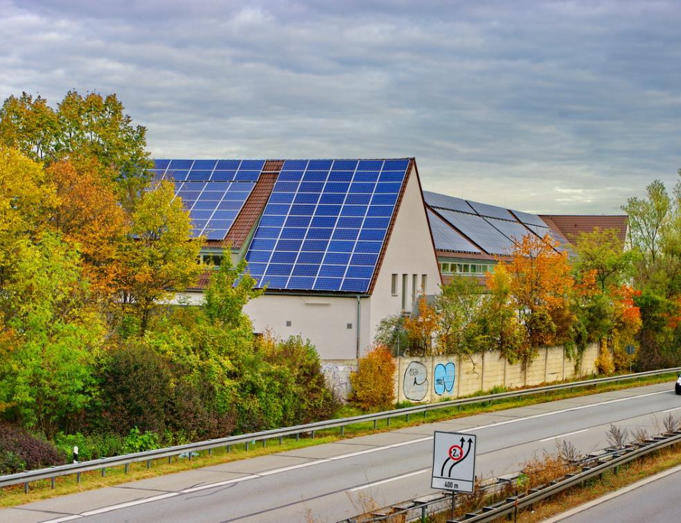 découvrez les avantages de l'autoconsommation photovoltaïque : réduisez vos factures d'électricité, contribuez à la transition énergétique et valorisez votre habitation grâce à une énergie renouvelable et durable.