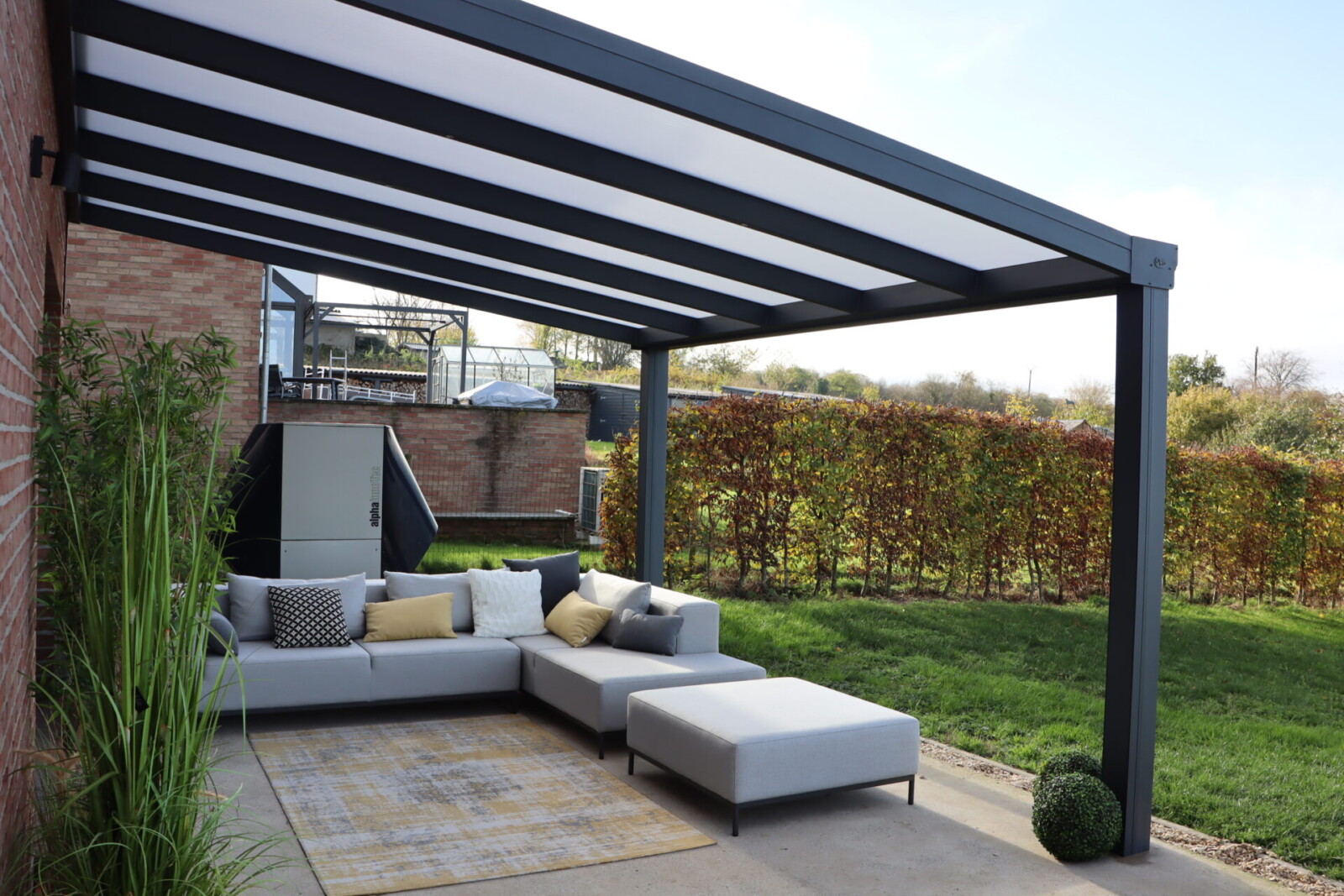 découvrez notre sélection d'auvents pour terrasse, alliant style et protection. profitez pleinement de votre espace extérieur tout en restant à l'abri du soleil et des intempéries. idéal pour embellir et prolonger vos moments de détente en plein air.