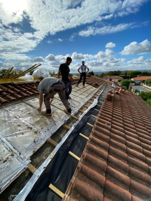 découvrez l'importance de l'avancée de toit pour la protection de votre maison. apprenez comment elle peut améliorer l'esthétique de votre couverture tout en offrant une meilleure isolation et en protégeant vos murs des intempéries.