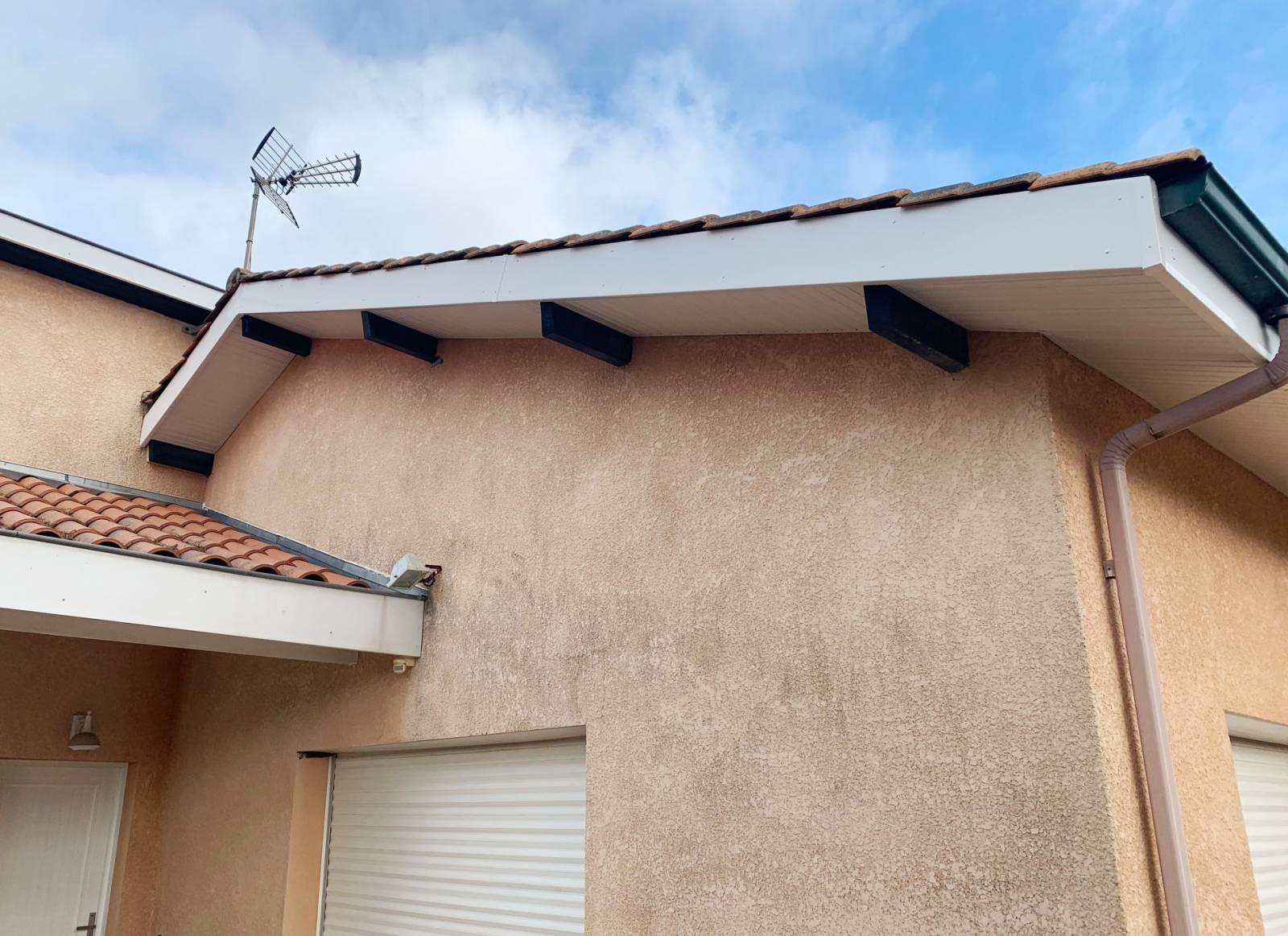 découvrez tout ce qu'il faut savoir sur l'avant-toit : son rôle dans l'architecture, ses avantages pour la protection de votre maison et les matériaux à privilégier pour une durabilité maximale.