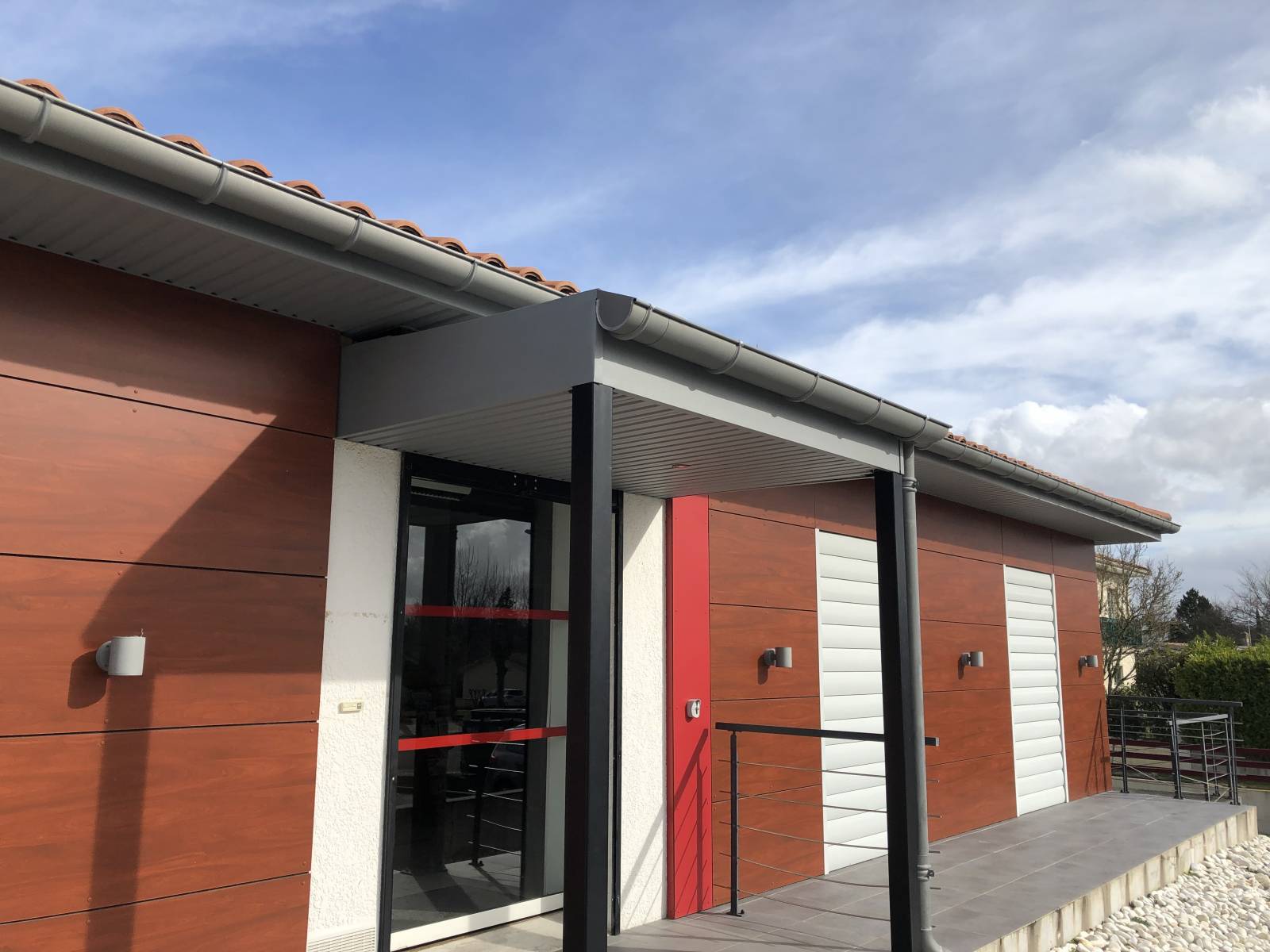 découvrez tout ce qu'il faut savoir sur l'avant toit : ses fonctions, ses matériaux, et comment il contribue à l'esthétique et à la protection de votre bâtiment. apprenez à choisir et entretenir votre avant toit pour une durabilité optimale.