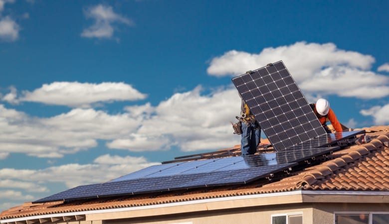 découvrez les avantages économiques des panneaux photovoltaïques : réduction des factures d'électricité, valorisation de votre patrimoine, incitations fiscales et impact positif sur l'environnement. optez pour une énergie renouvelable et économisez tout en préservant la planète.